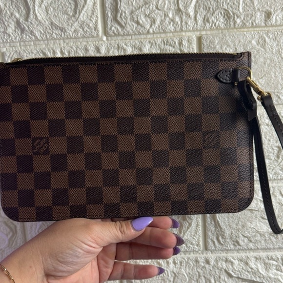 ✨💎BEAUTIFUL💎✨Louis Vuitton Damier Ebene Wristlet Pouch w/ Coa and dustbag - Picture 4 of 11